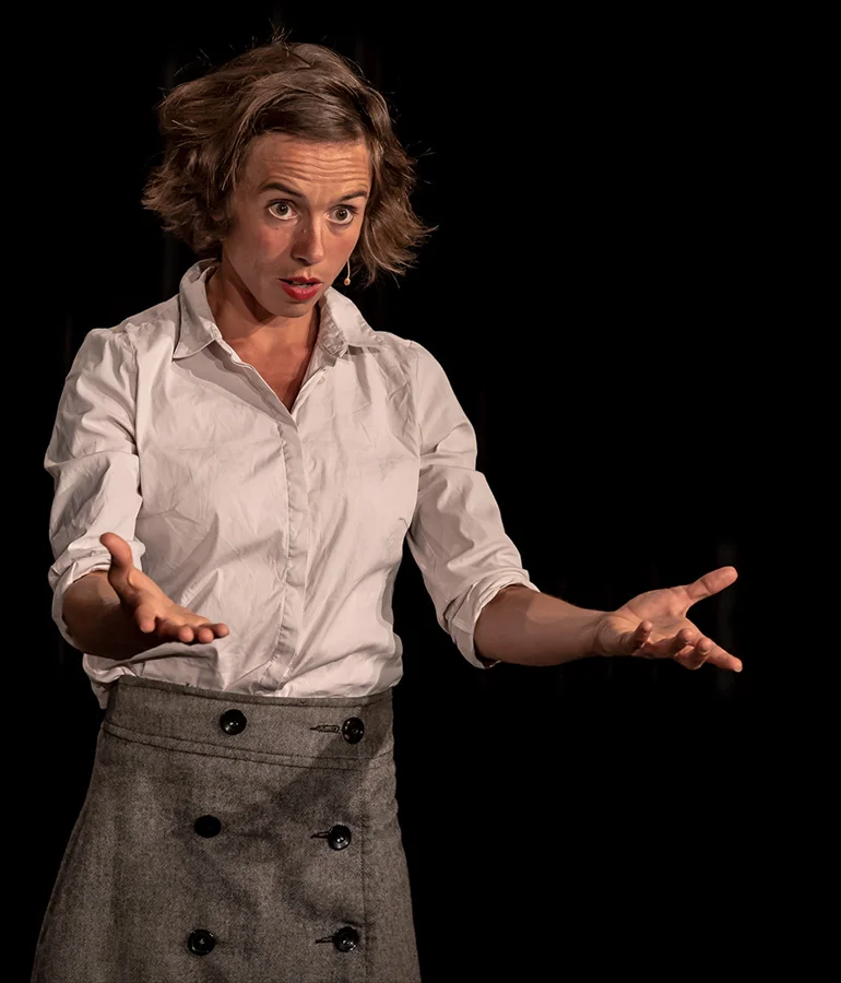 Claire serviert_Markus Keller Claire serviert_Markus Keller